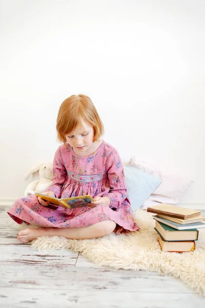 Ein Mädchen Kleid Liest Ein Buch — Stockfoto