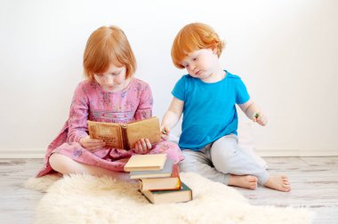 Büyük kız kardeşi kitap kardeşi için okur