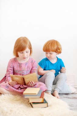 Büyük kız kardeşi kitap kardeşi için okur