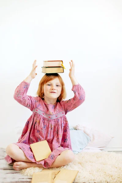 Mädchen Hält Bücher Auf Dem Kopf — Stockfoto