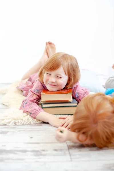 Fille Avec Des Livres Préférés — Photo