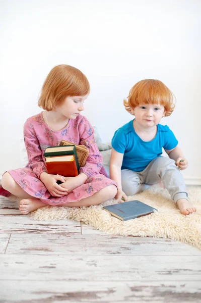 Die Ältere Schwester Liest Dem Bruder Des Buches Vor — Stockfoto