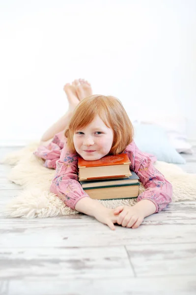 Fille Avec Des Livres Préférés — Photo