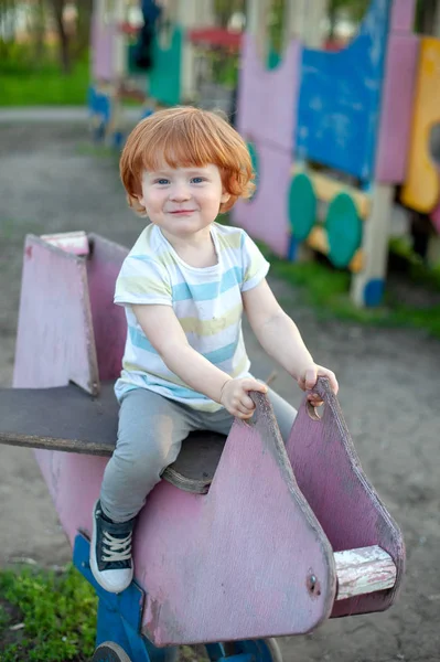 Der Junge Spielt Der Playgroun — Stockfoto