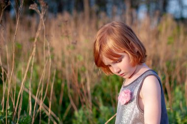 Düşünceli arıyorum kız