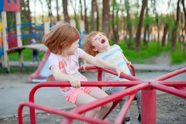 Děti Jedou Kolotoč Parku — Stock fotografie