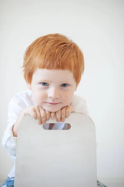 Zabawny Rudowłosy Chłopiec Białej Koszuli — Zdjęcie stockowe