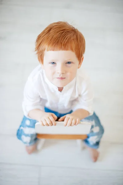 Zabawny Rudowłosy Chłopiec Białej Koszuli — Zdjęcie stockowe