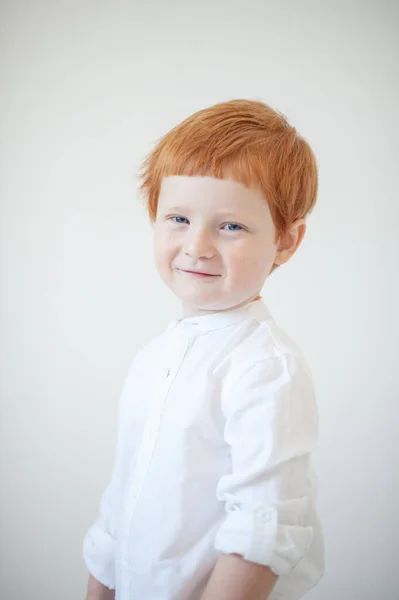 Drôle Garçon Aux Cheveux Roux Dans Une Chemise Blanche Photo De Stock