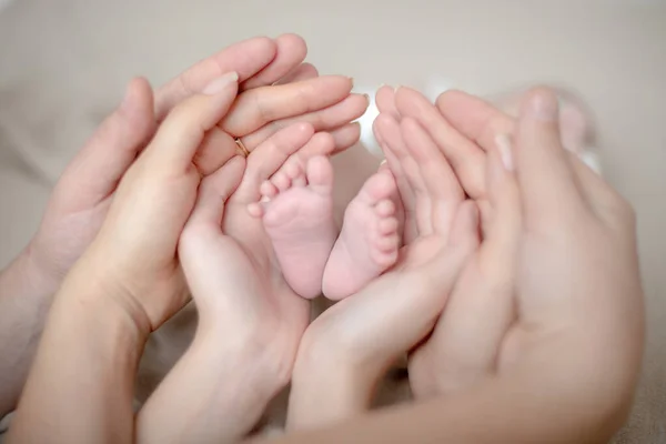 Ailenin Elleri Yeni Doğmuş Bir Bebeğin Bacaklarını Tutar — Stok fotoğraf