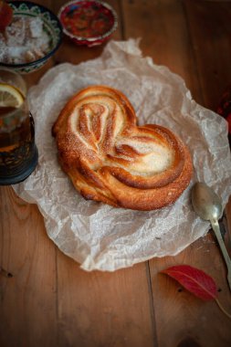 Taze pişmiş iştah açıcı çörek ve çay tahtada.