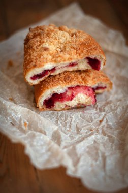 Tahtada taze pişmiş iştah açıcı çörek var.