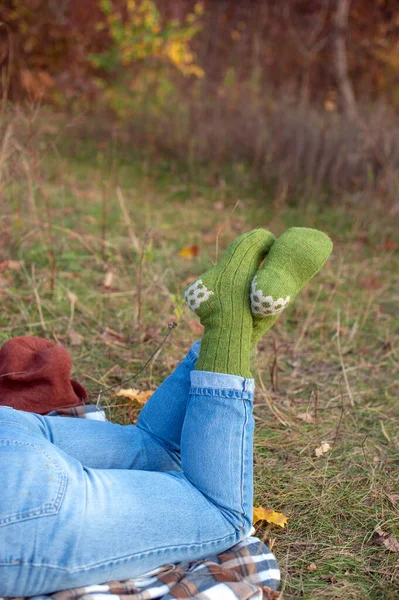 Handgjorda Stickade Strumpor Bakgrunden Naturen — Stockfoto