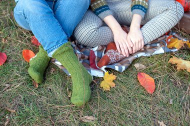 Ekoseli çorap giyen kadın.