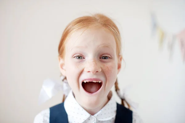 Lächelndes Rothaariges Schulmädchen Ohne Zähne Drinnen Auf Weißem Hintergrund — Stockfoto