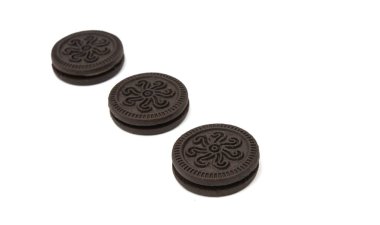 İzole krema dolgulu çikolata kurabiye