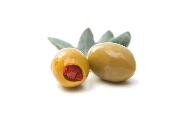 Olives vertes aux feuilles — Photo