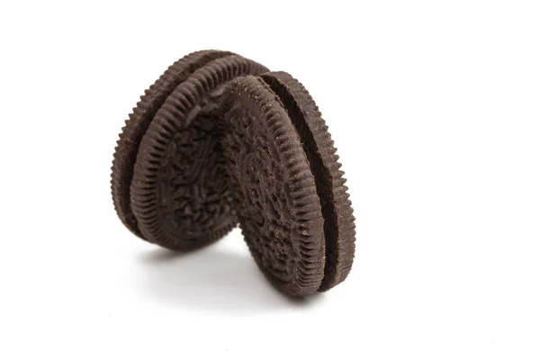 Choklad kakor med grädde fyllning isolerade — Stockfoto