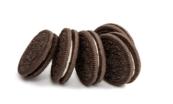 Galletas de chocolate con relleno de crema aislado —  Fotos de Stock