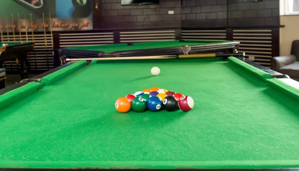 Billiard balls composition on green pool table — Stock Photo, Image