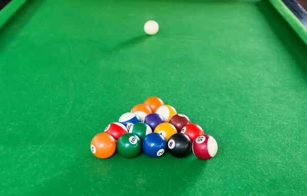 Composizione palle da biliardo su tavolo da biliardo verde — Foto Stock