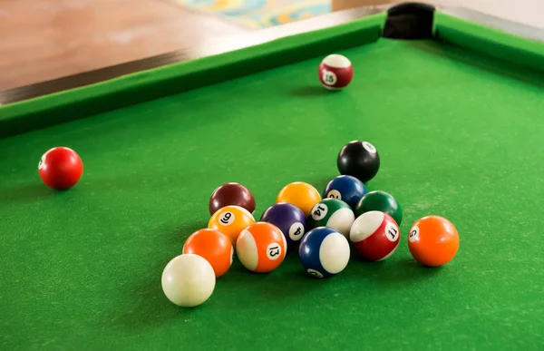 Billiard balls composition on green pool table — Stock Photo, Image