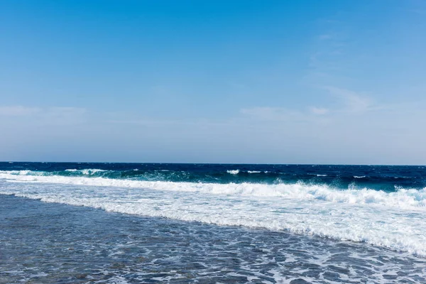 Seascape med vågor sommaren — Stockfoto
