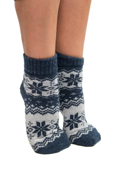 Calzini invernali sui suoi piedi — Foto Stock