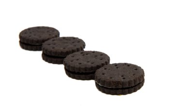 İzole krema dolgulu çikolata kurabiye 