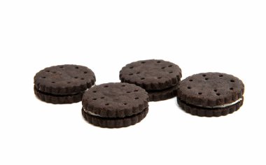 İzole krema dolgulu çikolata kurabiye 