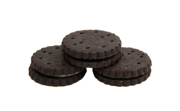 Biscoitos de chocolate com creme de enchimento isolado — Fotografia de Stock