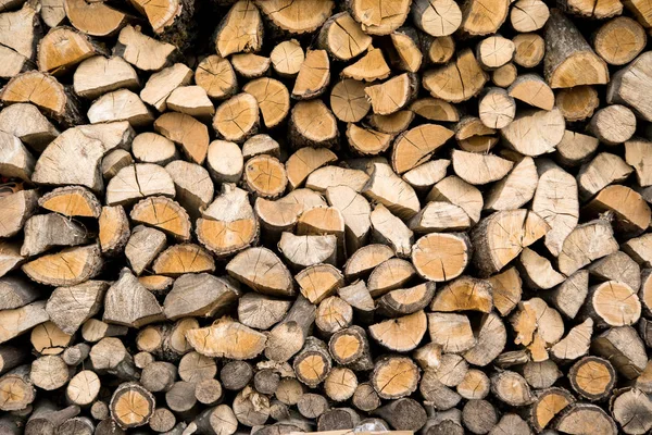 Leña de pared, fondo de troncos de leña picados en seco en una pila — Foto de Stock
