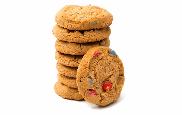 Cookies com gotas de chocolate coloridas isoladas — Fotografia de Stock
