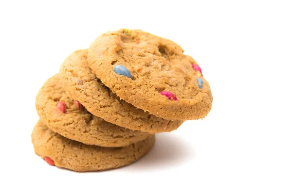 Cookies med färg choklad droppar isolerade — Stockfoto