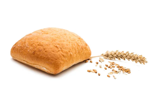 Свежий итальянский хлеб чабатта с колосьями пшеницы — стоковое фото