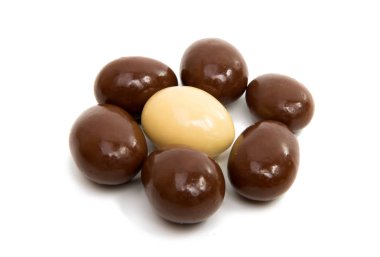 çikolata sır içinde badem 