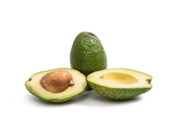 Groene avocado geïsoleerd — Stockfoto