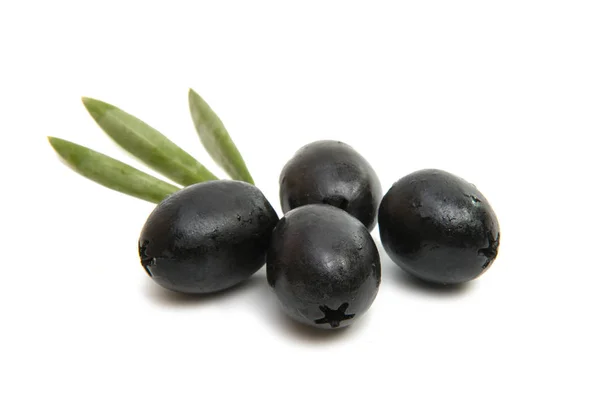 Испанские оливки изолированы — стоковое фото