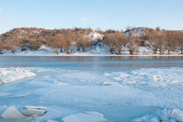 Paisagem de inverno no rio congelado Dniester — Fotografia de Stock