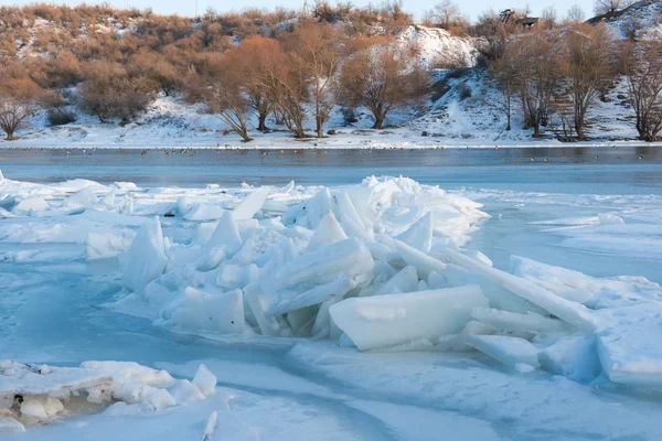 德涅斯特河结冰的河里冬季景观 — 图库照片