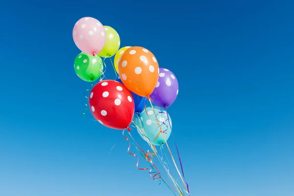 Palloncini contro il cielo blu — Foto Stock