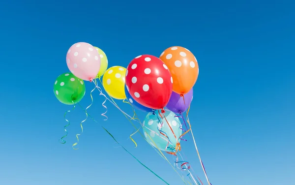 Palloncini contro il cielo blu — Foto Stock