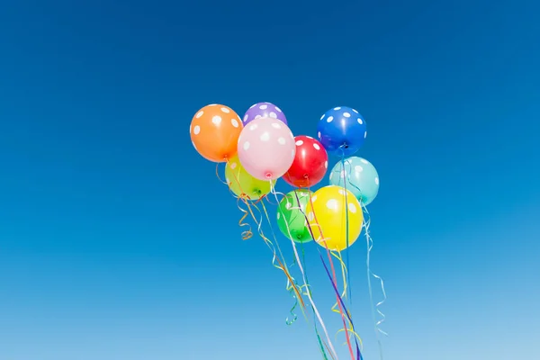 Воздушные шары против голубого неба — стоковое фото