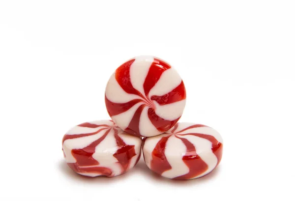 Farbige Bonbons auf weißem Hintergrund — Stockfoto