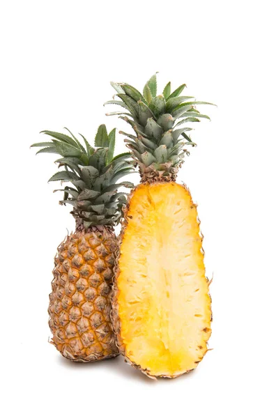 Стиглий ананас, ізольовані — стокове фото