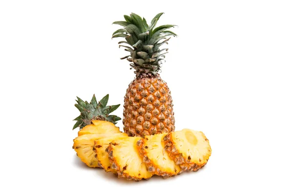 Rijp ananas geïsoleerd — Stockfoto