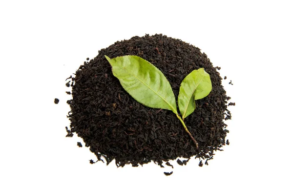 Черный чай с изолированным чайным листом — стоковое фото