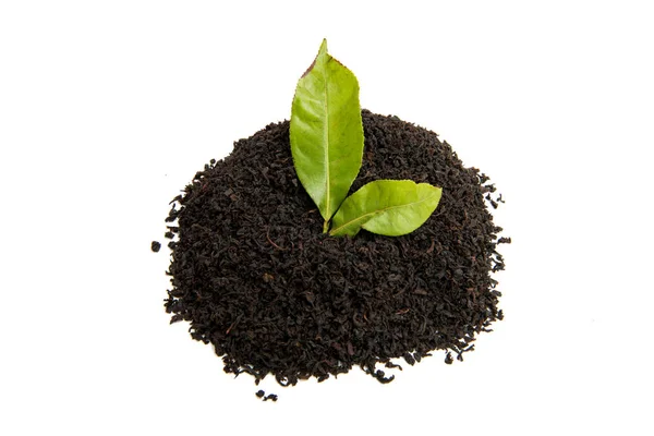 Черный чай с изолированным чайным листом — стоковое фото