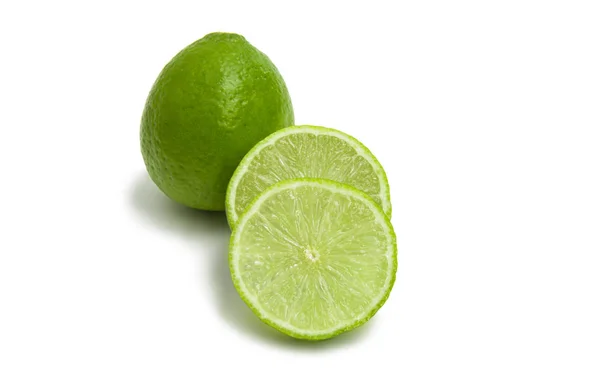 Verse groene limoenen geïsoleerd — Stockfoto