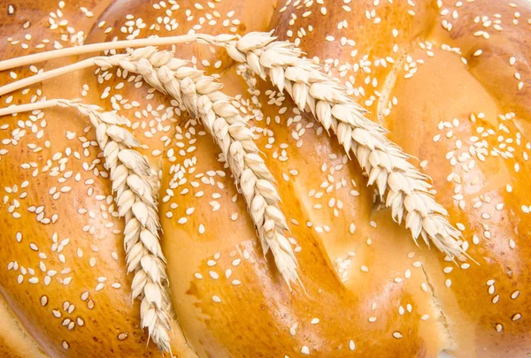 Pan con espigas de trigo de cerca — Foto de Stock